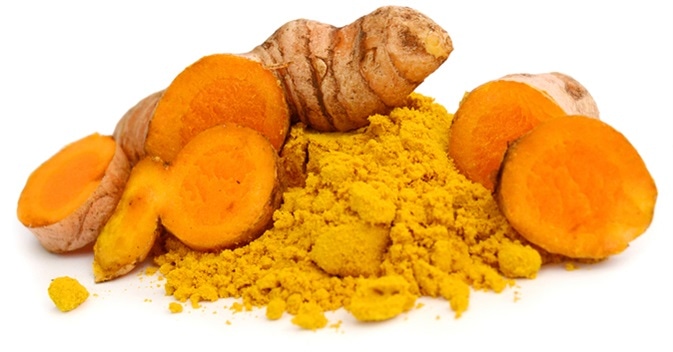 Turmeric powder and turmeric. Image Credit: COLOA Studio / Shutterstock