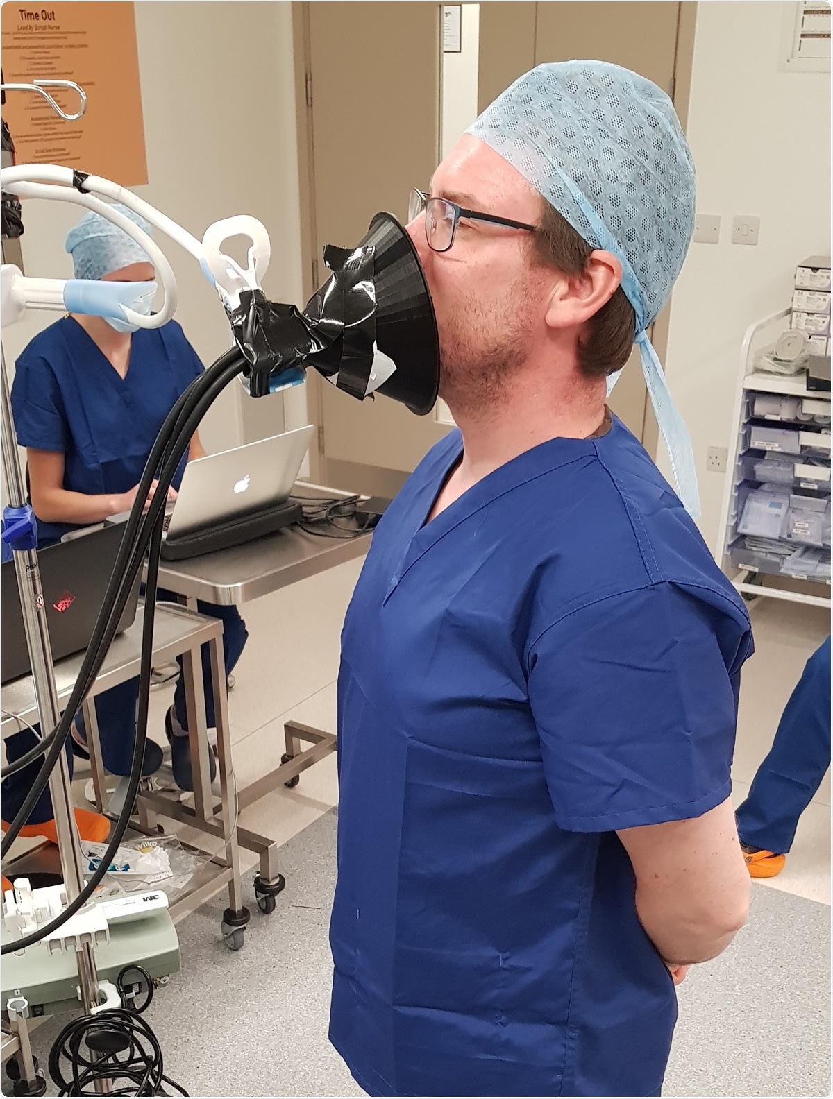 Scientific experiment to measure the spread of aerosols emitted when singing is conducted in an orthopaedic operating theatre, an environment of