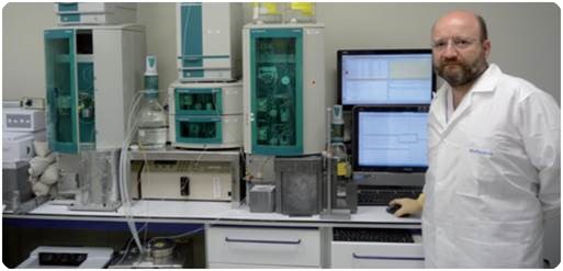 Dr. Jesús Chesa-Jiménez, quality control department supervisor at ITP using Metrohm‘s ion chromatography system.