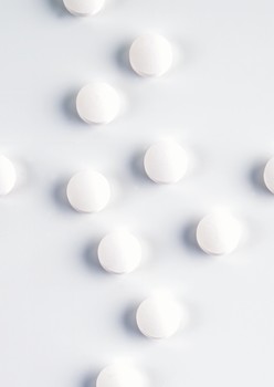 Heart patients with gastrointestinal complications should use low doses of aspirin combined with drugs that treat stomach ulcers rather than taking the anti-platelet drug Plavix, which has been thought to reduce bleeding ulcers, according to a gastroenterologist at UT Southwestern Medical Center and the Dallas Veterans Affairs Medical Center.