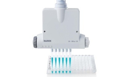 Electronic E4 XLS: Adjustable spacer multichannel pipette