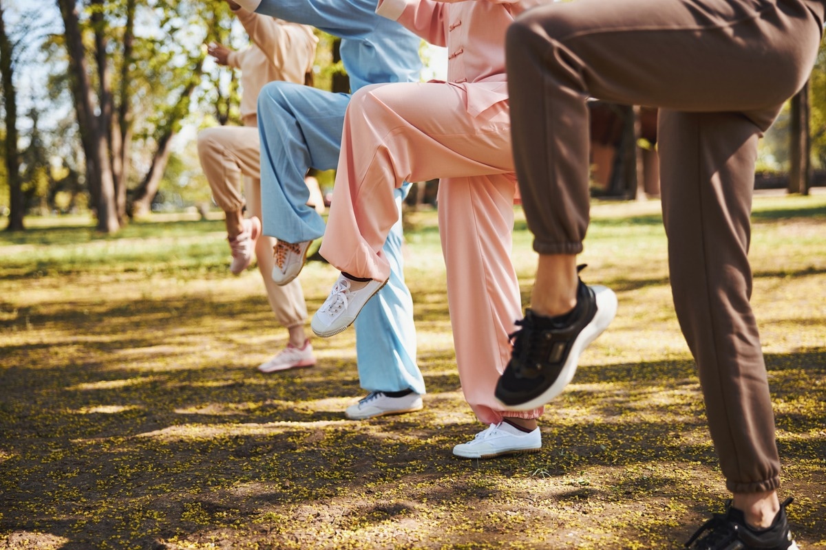 Study: Successful 10-second one-legged stance performance predicts survival in middle-aged and older individuals. Image Credit: YAKOBCHUK VIACHESLAV/Shutterstock
