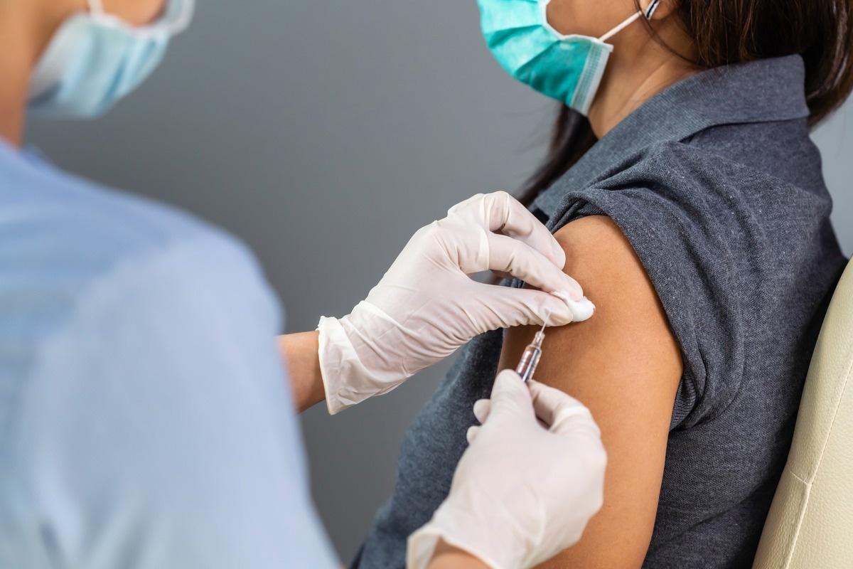 Study: Vaccination with a bacterial peptide conjugated to SARS-CoV-2 RBD accelerates immunity and protects against COVID-19. Image Credit: BaLL LunLa/Shutterstock