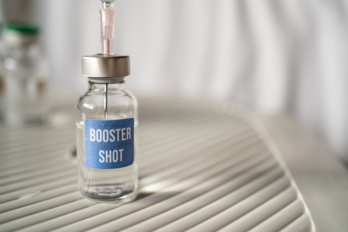 Study: Safety Monitoring of COVID-19 mRNA Vaccine Second Booster Doses Among Adults Aged ≥50 Years — United States, March 29, 2022–July 10, 2022. Image Credit: Wachiwit/Shutterstock