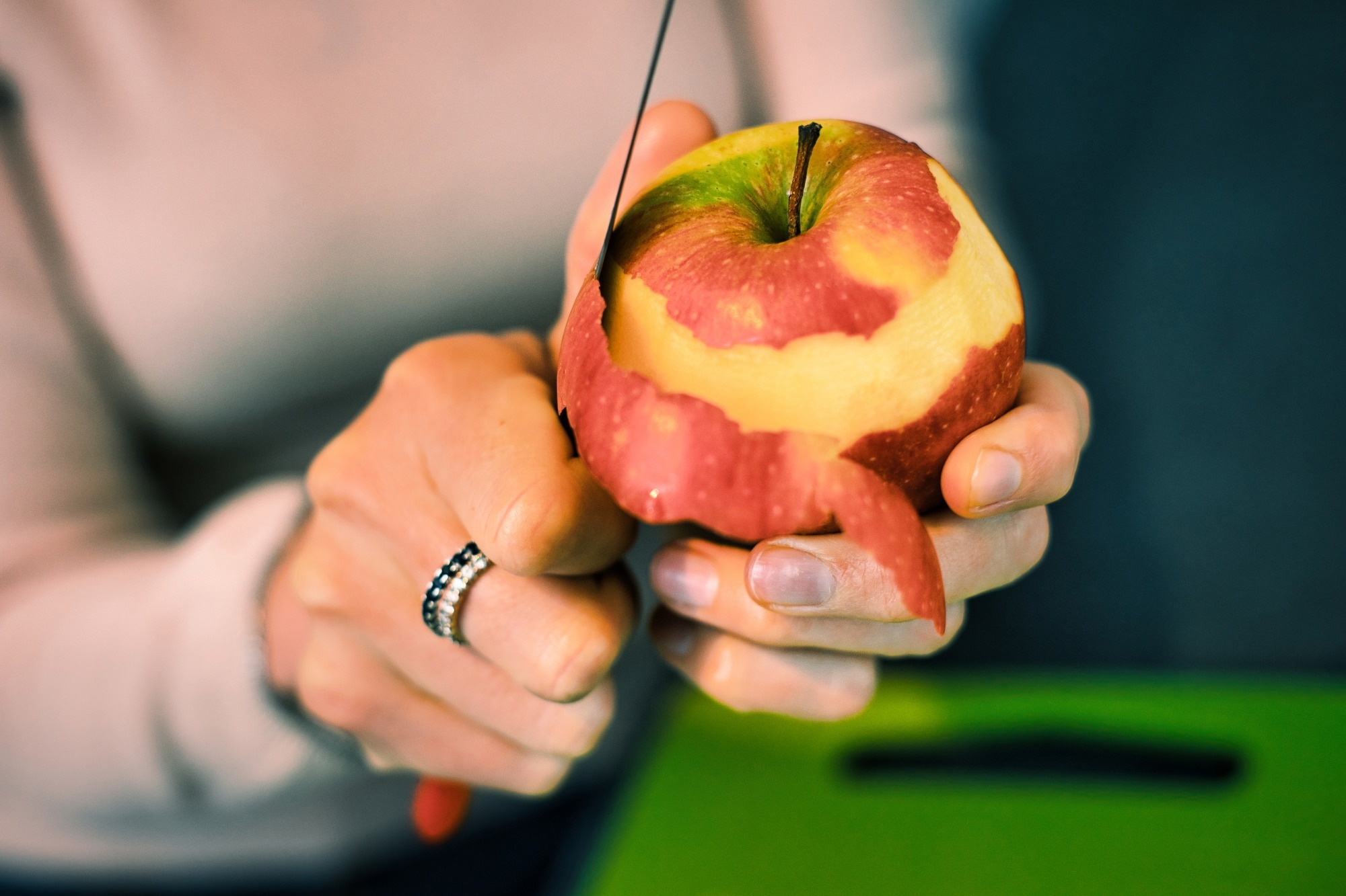 Study: Apple peels as an edible source of phenolic bioactive compounds with antidiabetic and antiglycation properties. Image Credit: SandaloFilms / Shutterstock