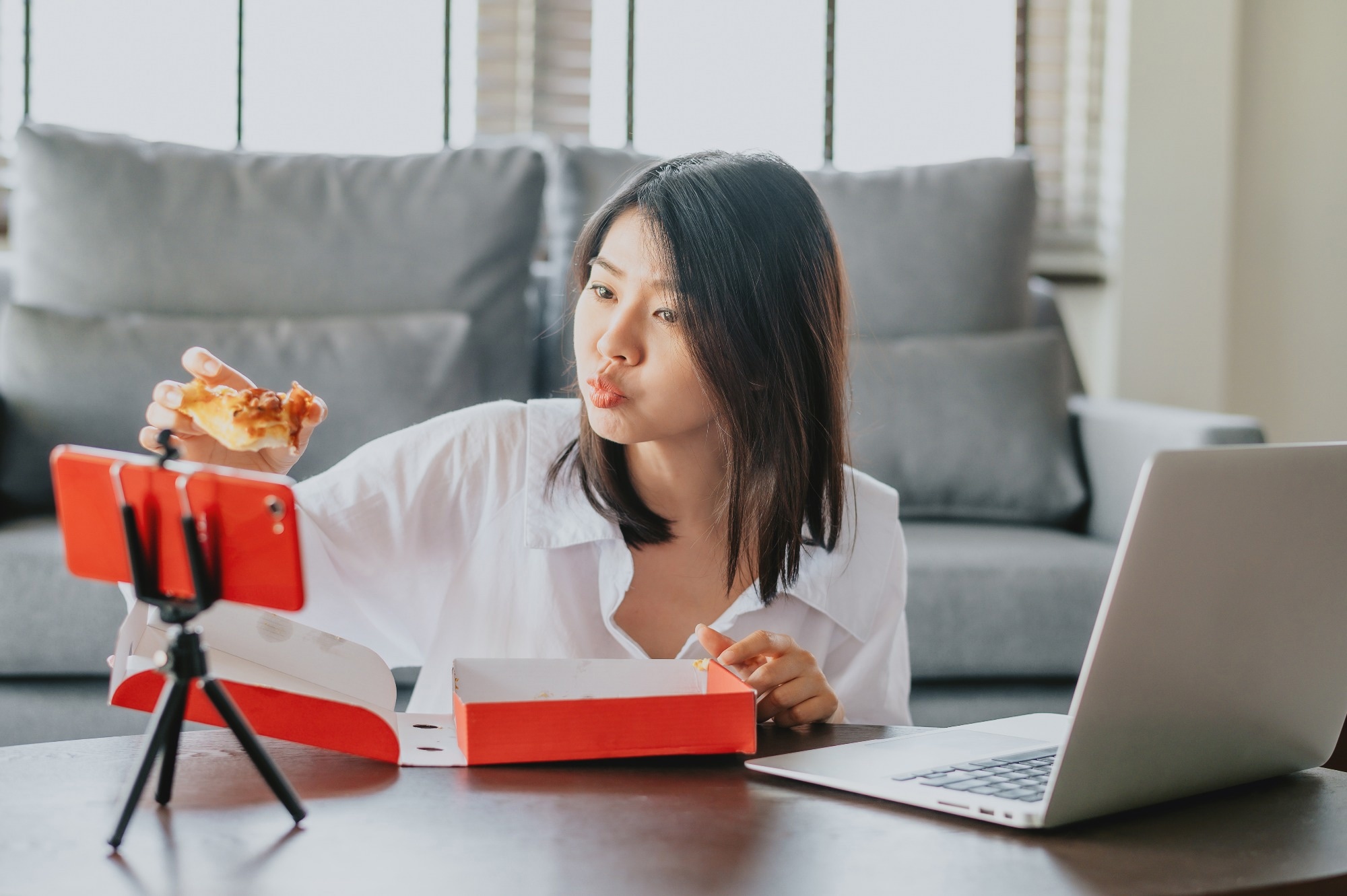 Study: “Mind your figure! Watch, but don’t eat”: A content analysis of eating and appearance-related messages in eating videos on social media. Image Credit: interstid / Shutterstock